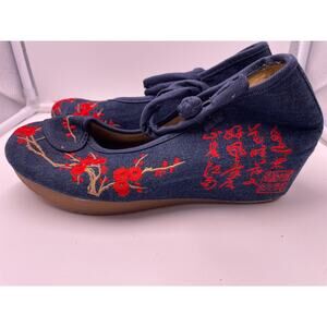 Woman's Size 7.5 Oriental embroidered closed toed denim wedges